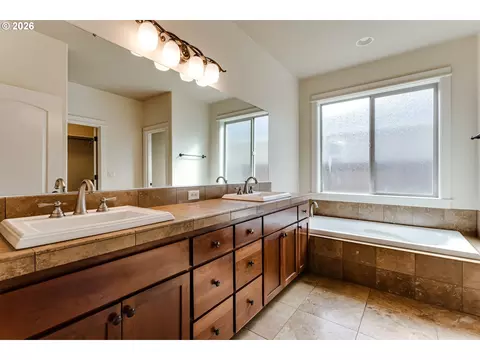 Bath - 4635 Champagne Ln, Eugene, OR 97404 photo 2 of 5