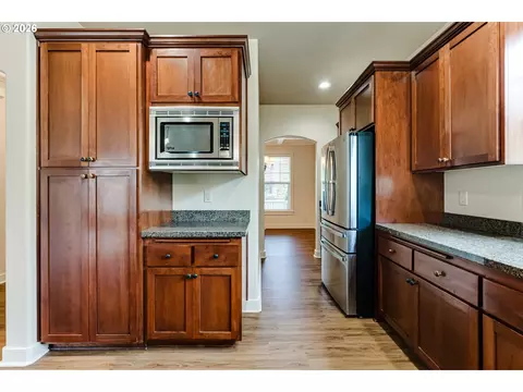 Kitchen - 4635 Champagne Ln, Eugene, OR 97404 photo 3 of 6