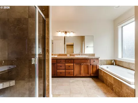 Bath - 4635 Champagne Ln, Eugene, OR 97404 photo 3 of 5