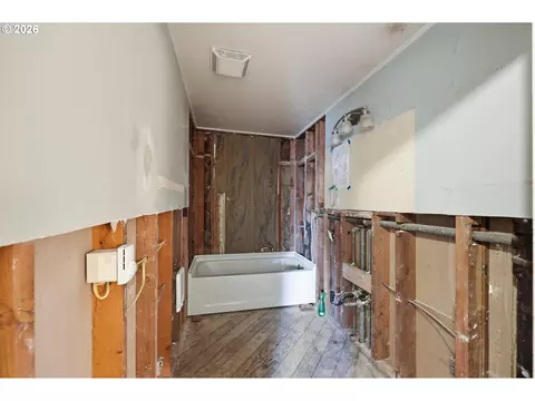 Bath - 2145 Arthur St, Eugene, OR 97405 photo 1 of 1