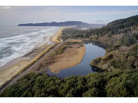4 NW Nantucket Dr, Cloverdale, OR 97112