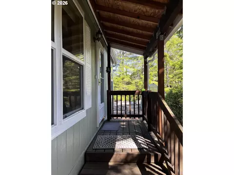 148 Outer Dr, Florence, OR 97439 photo 2