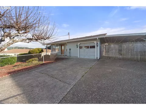 125 Holly Ct, Reedsport, OR 97467