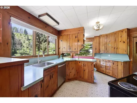 Kitchen - 90357 Thomson Ln, Vida, OR 97488 photo 1 of 6