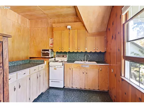 Kitchen - 90357 Thomson Ln, Vida, OR 97488 photo 6 of 6