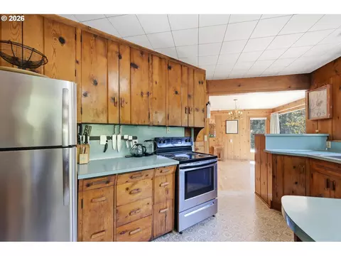 Kitchen - 90357 Thomson Ln, Vida, OR 97488 photo 3 of 6