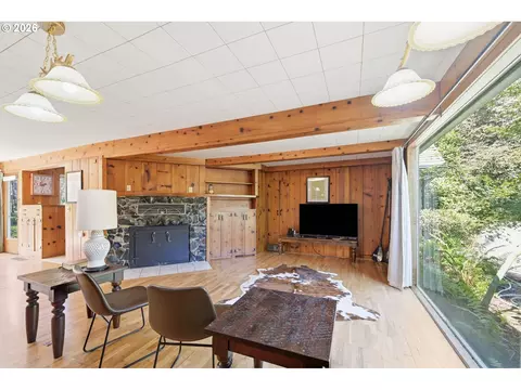 Living - 90357 Thomson Ln, Vida, OR 97488 photo 1 of 3