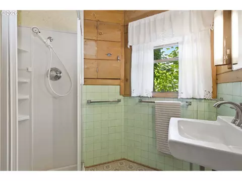 Bath - 90357 Thomson Ln, Vida, OR 97488 photo 4 of 4