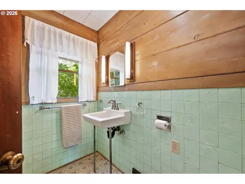 Bath - 90357 Thomson Ln, Vida, OR 97488 photo 3 of 4