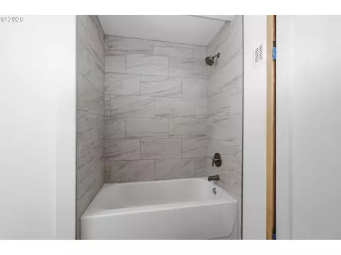 Bath - 90357 Thomson Ln, Vida, OR 97488 photo 2 of 4