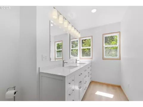 Bath - 90357 Thomson Ln, Vida, OR 97488 photo 1 of 4
