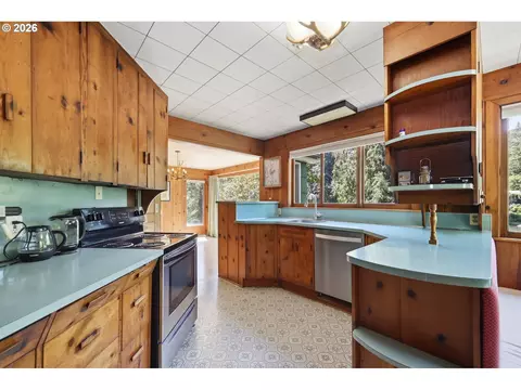 Kitchen - 90357 Thomson Ln, Vida, OR 97488 photo 2 of 6