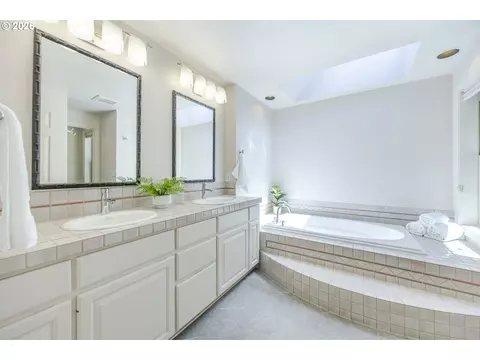 Bath - 410 Spyglass Dr, Eugene, OR 97401 photo 1 of 3