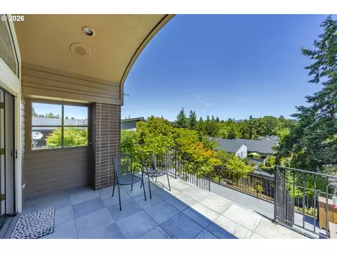 Exterior - 410 Spyglass Dr, Eugene, OR 97401 photo 3 of 9