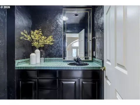 Bath - 410 Spyglass Dr, Eugene, OR 97401 photo 2 of 3
