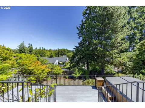 Exterior - 410 Spyglass Dr, Eugene, OR 97401 photo 2 of 9