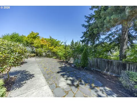 Exterior - 410 Spyglass Dr, Eugene, OR 97401 photo 6 of 9
