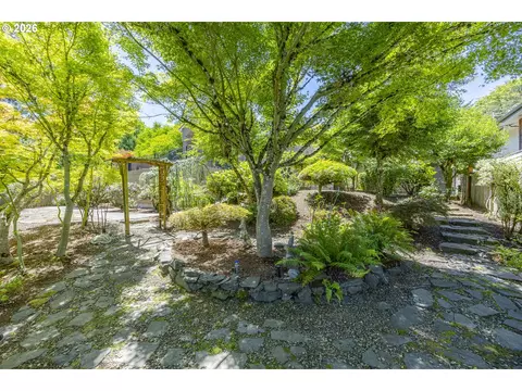 Exterior - 410 Spyglass Dr, Eugene, OR 97401 photo 8 of 9
