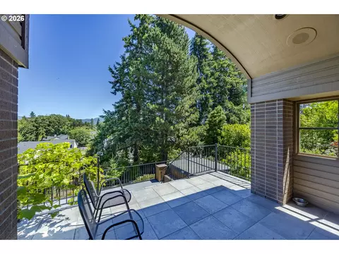 Exterior - 410 Spyglass Dr, Eugene, OR 97401 photo 4 of 9