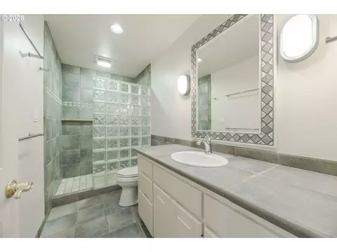 Bath - 410 Spyglass Dr, Eugene, OR 97401 photo 3 of 3