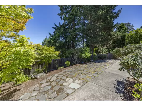 Exterior - 410 Spyglass Dr, Eugene, OR 97401 photo 7 of 9