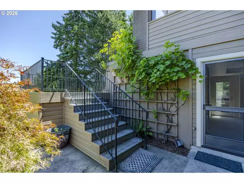 Exterior - 410 Spyglass Dr, Eugene, OR 97401 photo 5 of 9
