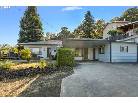 1842 NW Dogwood St, Roseburg, OR 97471