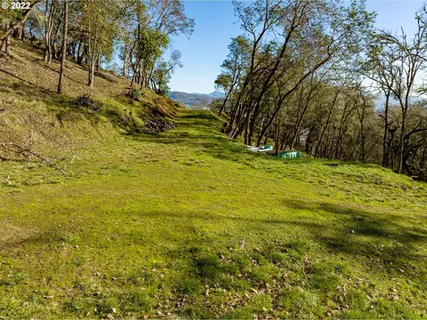 971 Sweetbrier Ave, Roseburg, OR 97471