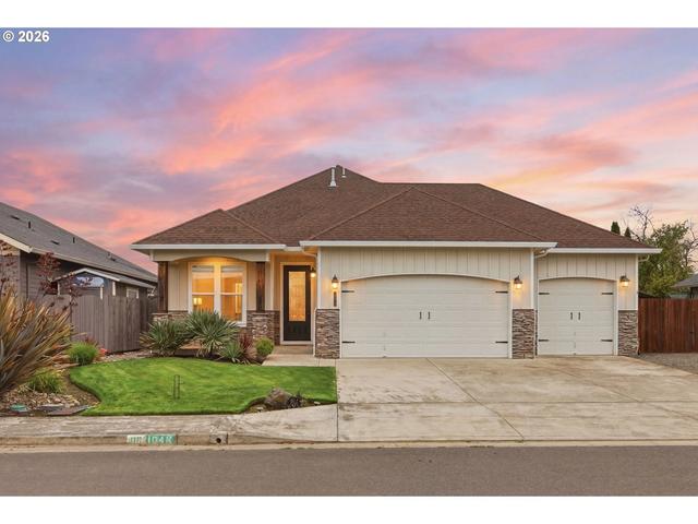 1046 Green Meadows Ave, Junction City, OR 97448