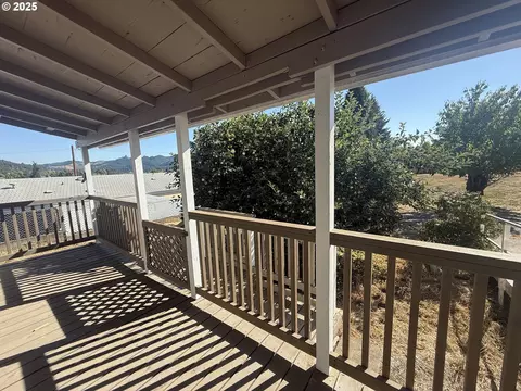 373 Hayhurst Rd, Yoncalla, OR 97499 photo 3
