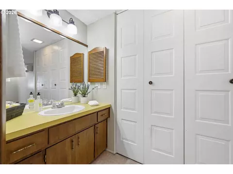 Bath - 2883 Timberline Dr, Eugene, OR 97405 photo 2 of 4