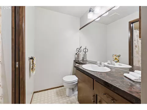 Bath - 2883 Timberline Dr, Eugene, OR 97405 photo 3 of 4