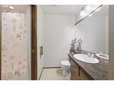 Bath - 2883 Timberline Dr, Eugene, OR 97405 photo 4 of 4