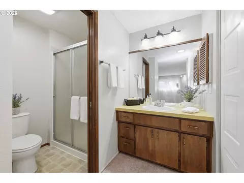 Bath - 2883 Timberline Dr, Eugene, OR 97405 photo 1 of 4