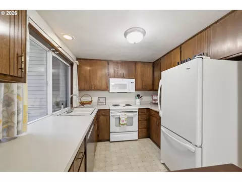 Kitchen - 2883 Timberline Dr, Eugene, OR 97405 photo 4 of 5