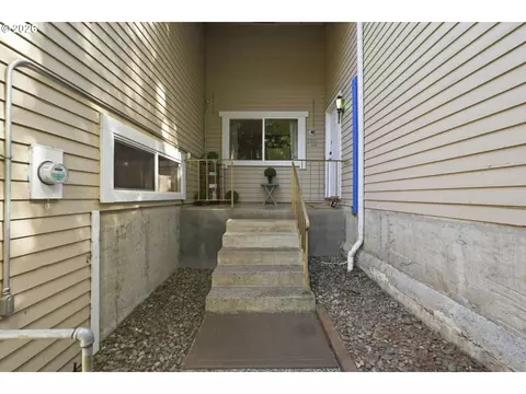 Exterior - 2883 Timberline Dr, Eugene, OR 97405 photo 2 of 17
