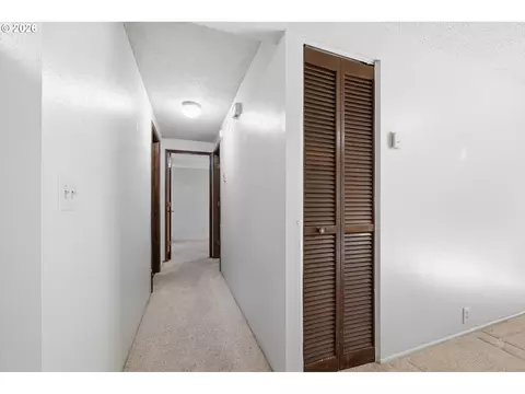 Entry Way - 2883 Timberline Dr, Eugene, OR 97405 photo 2 of 2