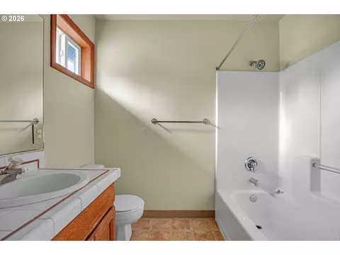 Bath - 1802 NW Bella Vista Ave, Gresham, OR 97030 photo 5 of 5