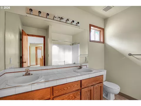 Bath - 1802 NW Bella Vista Ave, Gresham, OR 97030 photo 4 of 5