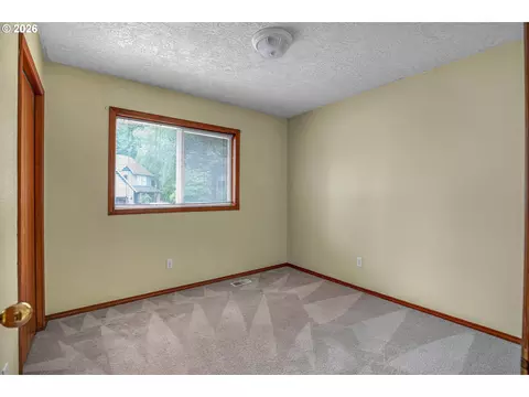 Bedroom - 1802 NW Bella Vista Ave, Gresham, OR 97030 photo 5 of 6