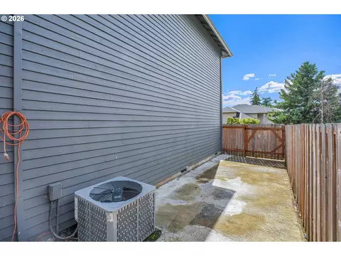 Exterior - 1802 NW Bella Vista Ave, Gresham, OR 97030 photo 4 of 6