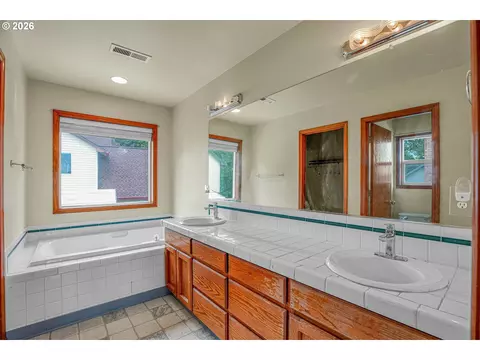 Bath - 1802 NW Bella Vista Ave, Gresham, OR 97030 photo 1 of 5