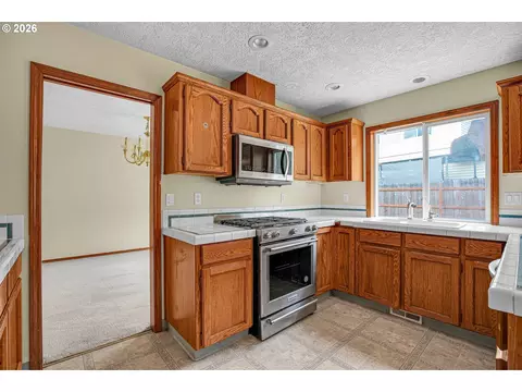 Kitchen - 1802 NW Bella Vista Ave, Gresham, OR 97030 photo 2 of 6