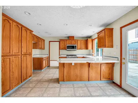 Kitchen - 1802 NW Bella Vista Ave, Gresham, OR 97030 photo 5 of 6