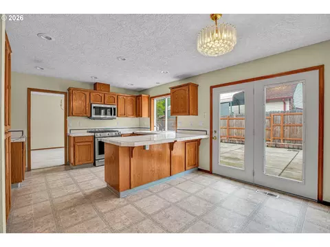 Kitchen - 1802 NW Bella Vista Ave, Gresham, OR 97030 photo 6 of 6