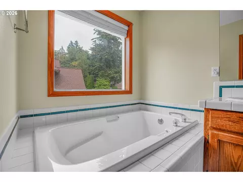 Bath - 1802 NW Bella Vista Ave, Gresham, OR 97030 photo 3 of 5