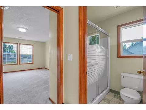 Bath - 1802 NW Bella Vista Ave, Gresham, OR 97030 photo 2 of 5