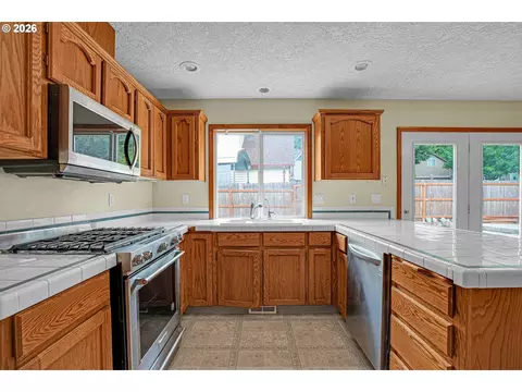 Kitchen - 1802 NW Bella Vista Ave, Gresham, OR 97030 photo 3 of 6