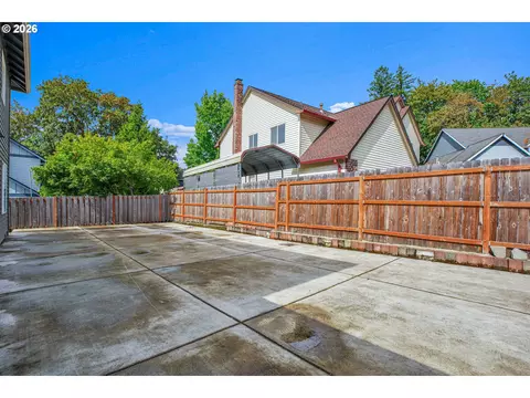 Exterior - 1802 NW Bella Vista Ave, Gresham, OR 97030 photo 3 of 6