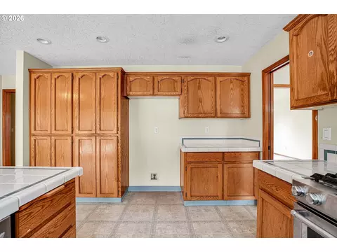 Kitchen - 1802 NW Bella Vista Ave, Gresham, OR 97030 photo 4 of 6